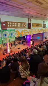 (Ring of Fire) von Johnny Cash war einer der beiden Songs, mit denen der Abend eröffnet wurde 1 Ring of fire