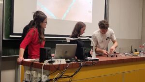 SchülerexpertInnen experimentieren im Chemiesaal 2 chemie