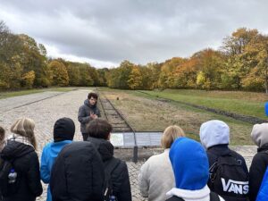 An dem ehemaligen Bahnsteig im KZ Buchenwald