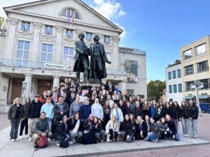 Gruppenbild am Goethe-Schiller-Denkmal vor dem Weimarer Nationaltheater